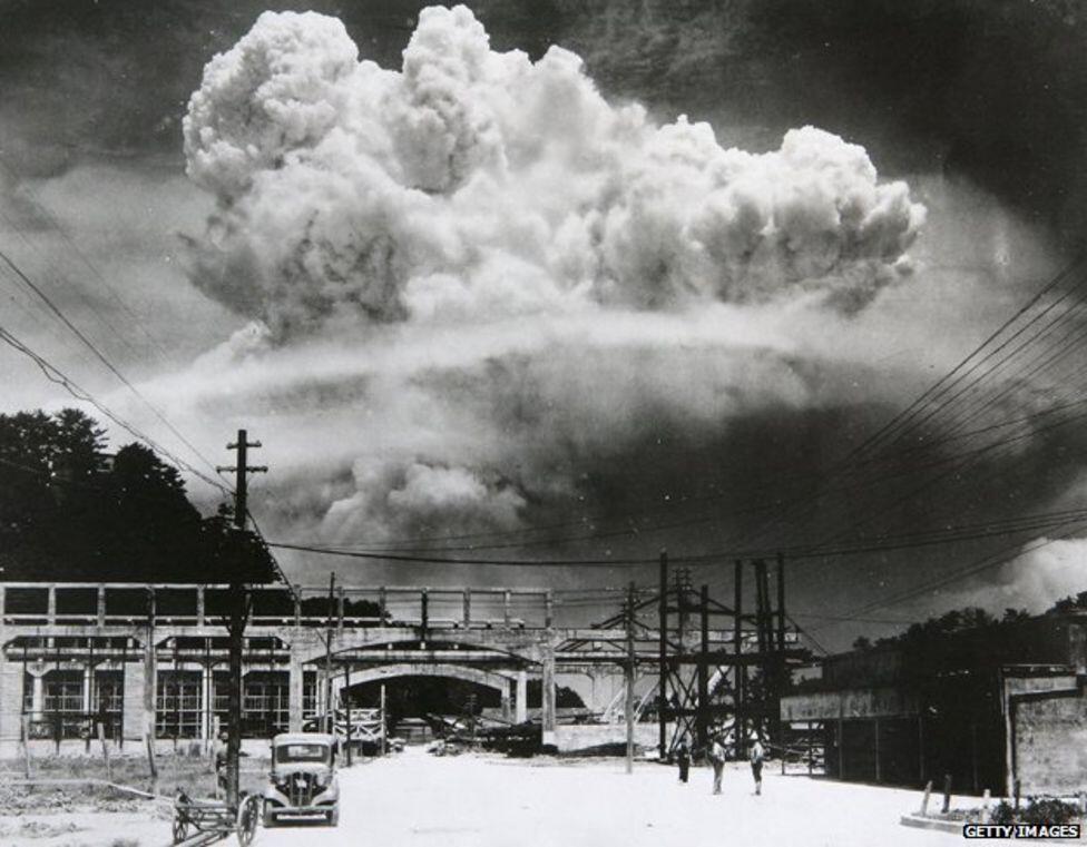 Atomic bomb being dropped on Nagasaki, WWII