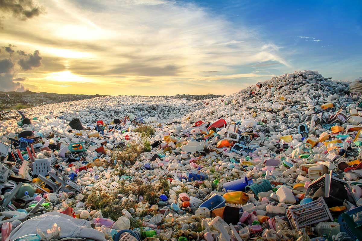 This article discusses discovery of a new 100% recyclable plastic material