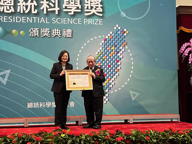 Sunney Chen receives the Presidential Science Prize from Taiwan President 蔡英文 Tsai Ing-wen